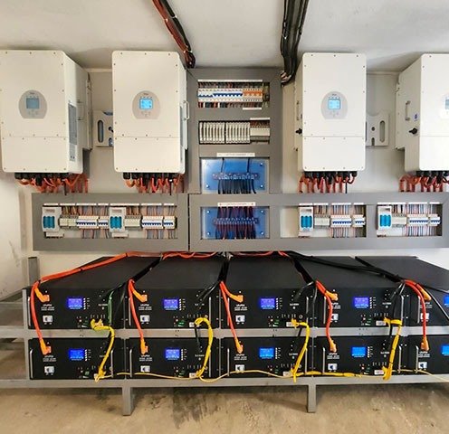 Rack de Baterias de Lítio e Inversores